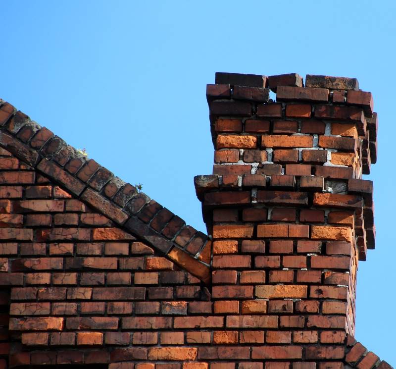 Signs Your Largo Home Needs a Chimney Inspection Damaged chimney on an Largo home showing cracks and missing mortar